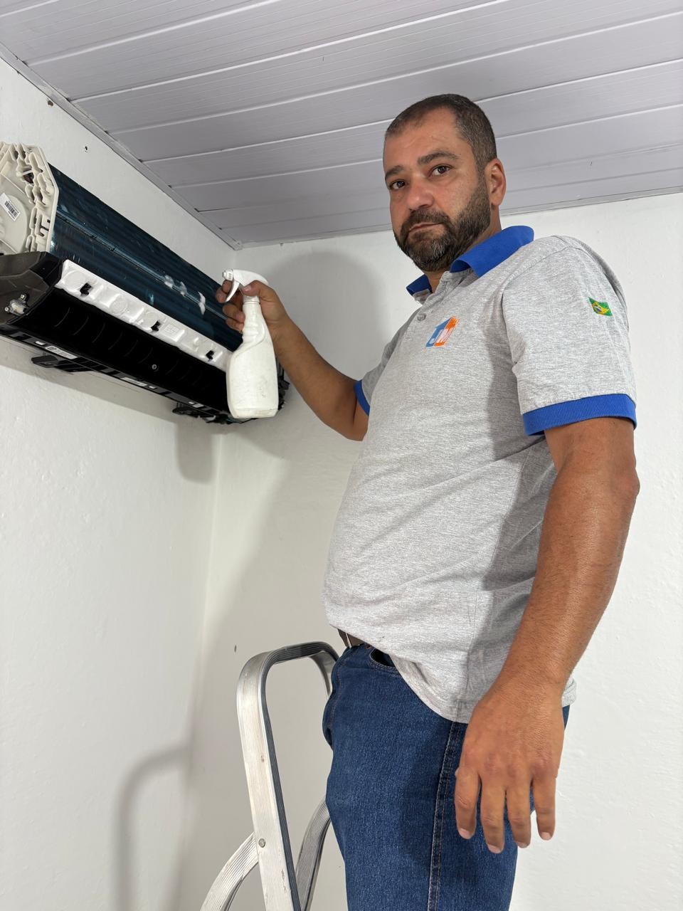 Técnico da JM Ar Condicionado higienizando unidade split em Louveira